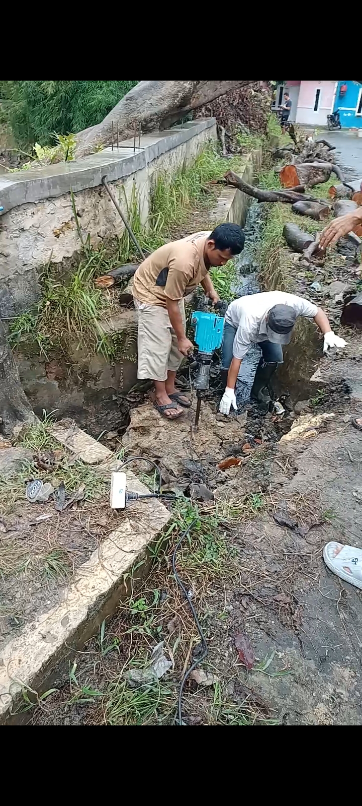 gotong royong bersihkan lingkungan
